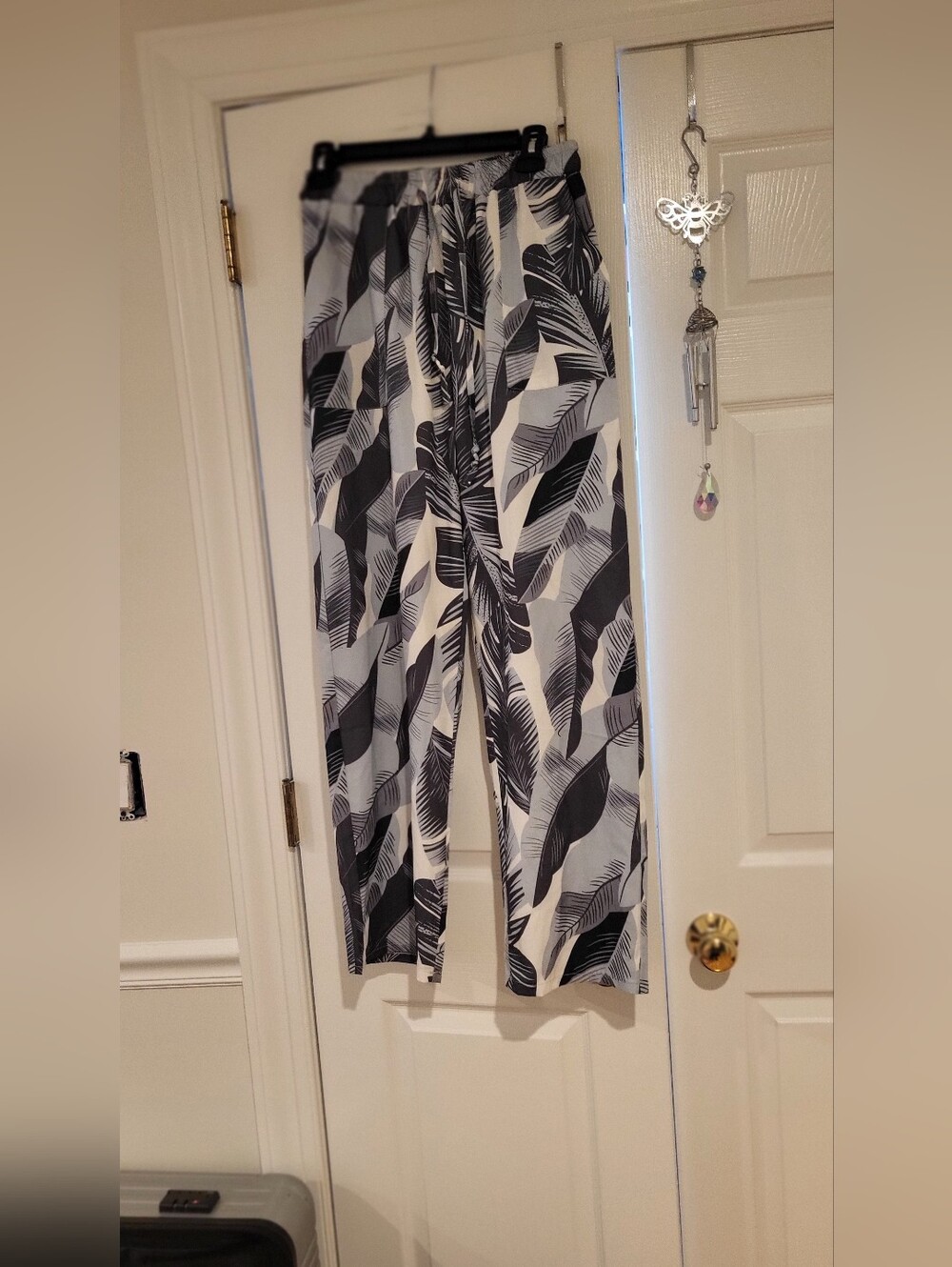 Women’s Black & White Leaf Print Wide Leg Pants